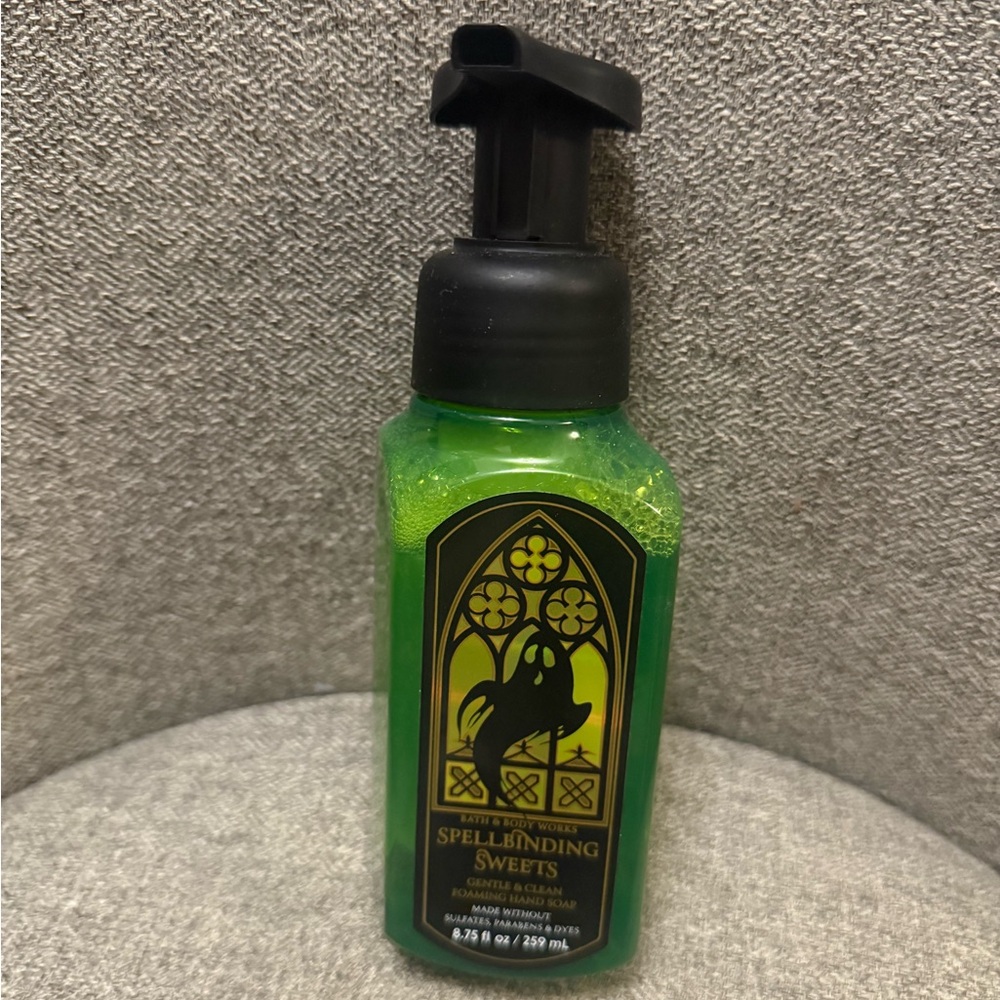 Bath & Body Works Spellbinding Sweets Halloween Gentle & Clean Foaming Hand Soap